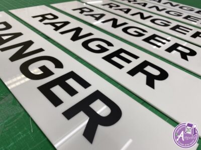 ป้ายอะคริลิคติดสติ๊กเกอร์ไดคัท