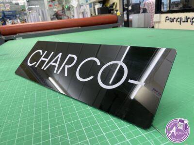 ป้ายอะคริลิคติดสติ๊กเกอร์ไดคัท