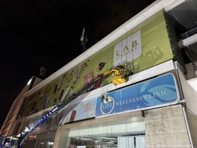 พิมพ์สติ๊กเกอร์ติดหน้าอาคารสูง