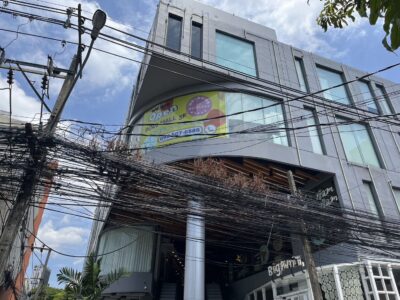 พิมพ์สติ๊กเกอร์ติดหน้าอาคารสูง