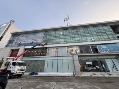 รับพิมพ์สติ๊กเกอร์ซีทรูติดอาคารสูง