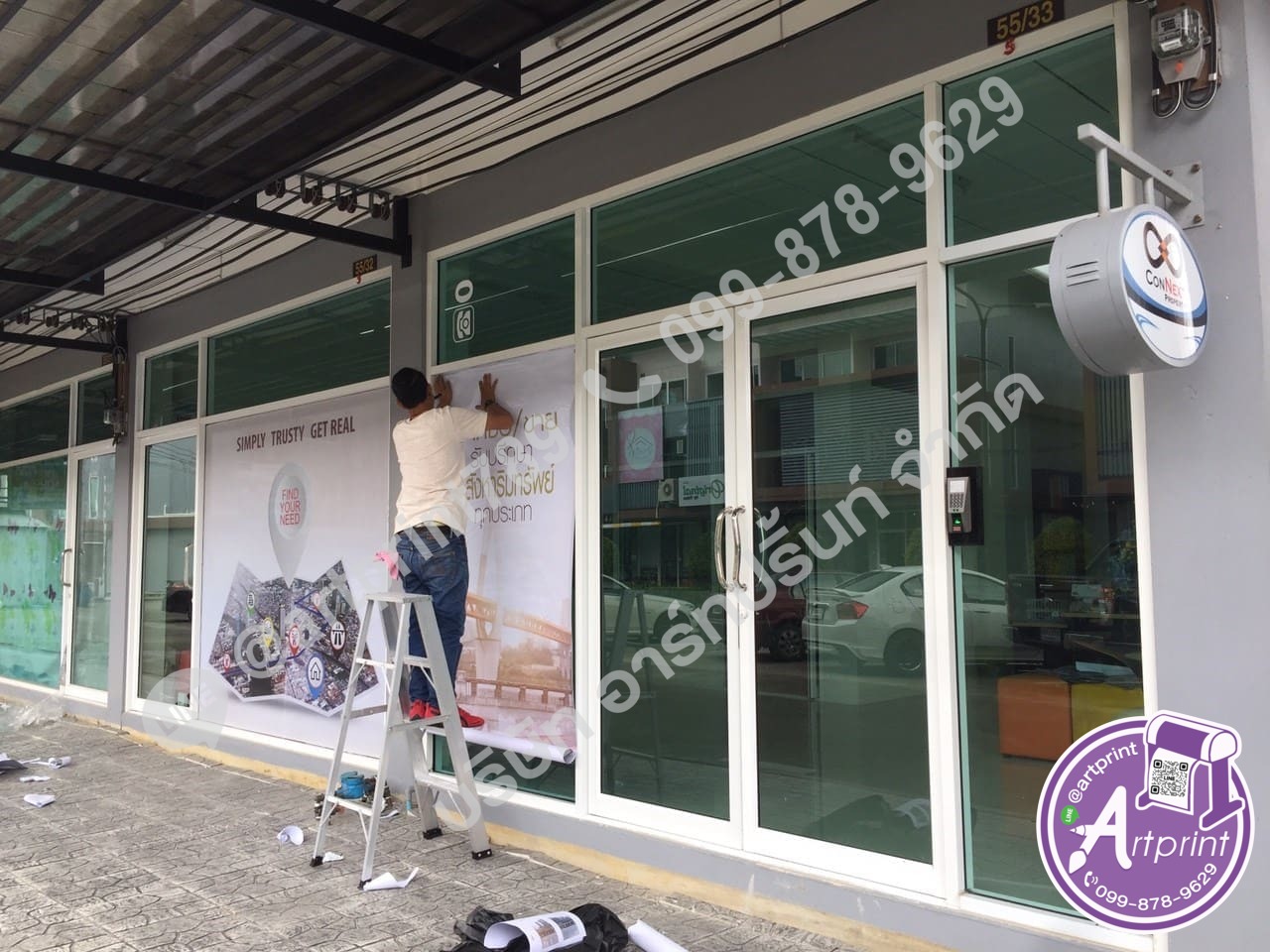 ช่างติดตั้งสติ๊กเกอร์บานเลื่อนมืออาชีพ