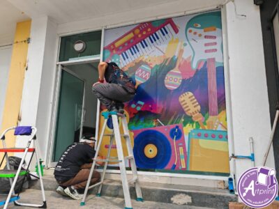 ช่างติดสติ๊กเกอร์โฆษณาติดกระจก