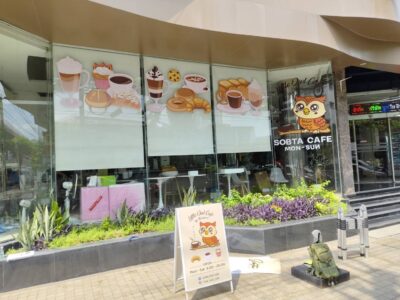 ป้ายเมนูอาหารติดผนังกระจกร้านกาแฟ