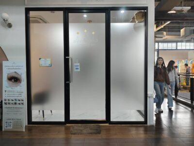 สติ๊กเกอร์ติดประตูกระจก