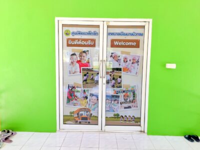 สติ๊กเกอร์ติดประตูกระจก