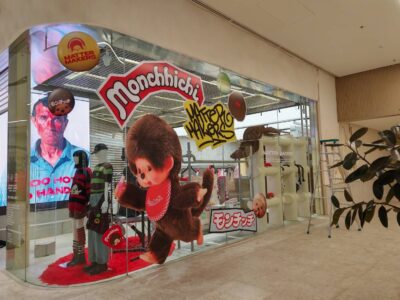 สติ๊กเกอร์โฆษณาติดกระจกในห้าง