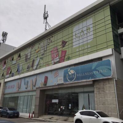 ป้ายสติ๊กเกอร์โฆษณาบนตึก