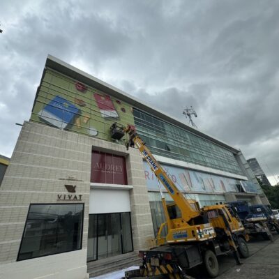 ป้ายสติ๊กเกอร์โฆษณาบนตึก